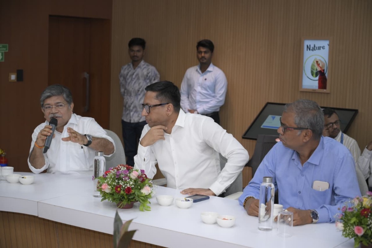 Shantanu Thakur visits DPA Kandla, reviews port performance. 3 Shantanu Thakur visits DPA Kandla, reviews port performance. DPA CHAIRMAN DEPUTY CHAIRMAN Shantanu Thakur visits DPA Kandla, reviews port performance.