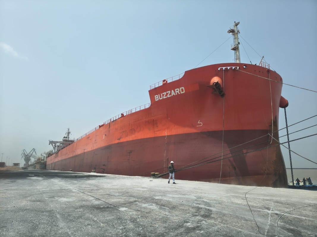 MV buzzarddpa DPA Kandla records the milestone of loading of 38,500 MT Bentonite within 23 hours