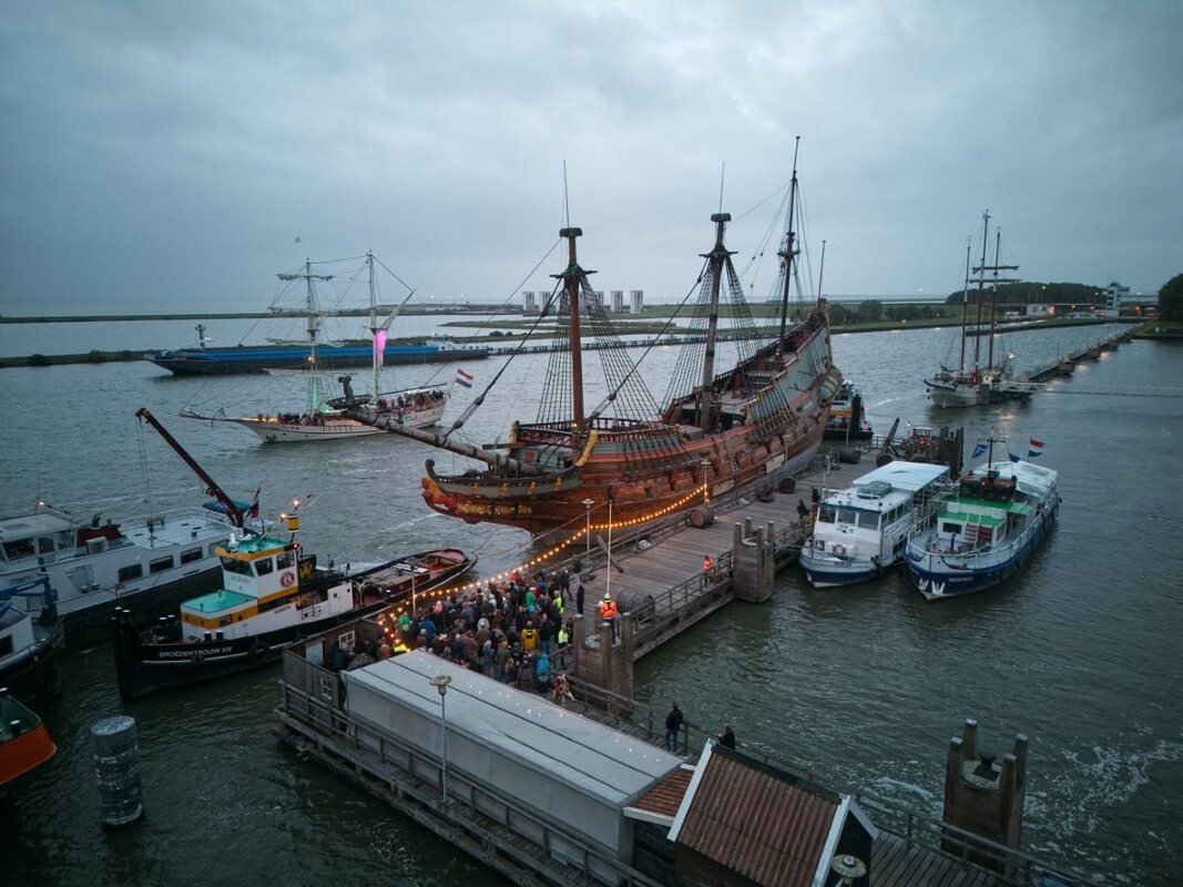 Sailing vessel ‘Batavia’ arrives at Damen Shiprepair Amsterdam to prepare for her final voyage, taking her onshore 2 Sailing vessel ‘Batavia’ arrives at Damen Shiprepair Amsterdam to prepare for her final voyage, taking her onshore Publiek wacht op de afvaart van de Batavia ovv Sander Wit Sailing vessel ‘Batavia’ arrives at Damen Shiprepair Amsterdam to prepare for her final voyage, taking her onshore