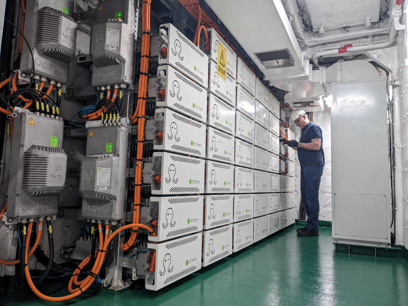 EST-Floattech contracted by Damen Cargo Vessels to deliver two additional Octopus battery systems 1 EST-Floattech contracted by Damen Cargo Vessels to deliver two additional Octopus battery systems CF3850 02 EST Floattech Battery Pack Service Engineer 1 EST-Floattech contracted by Damen Cargo Vessels to deliver two additional Octopus battery systems