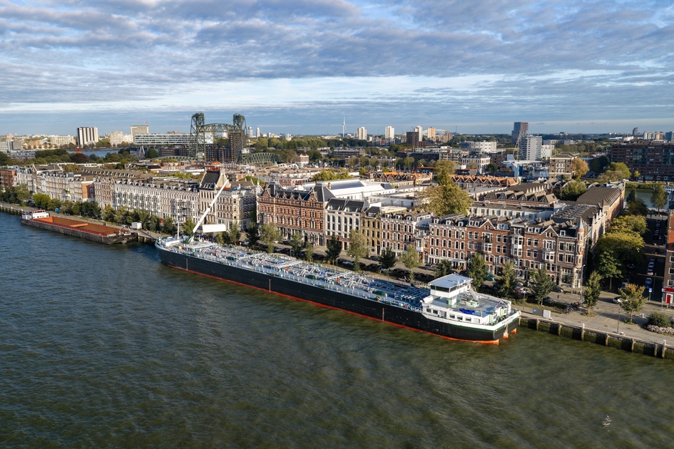 Felicitas at the quay AMS Barging christens 9,000 m³ methanol-ready tanker Felicitas as fleet continues to grow